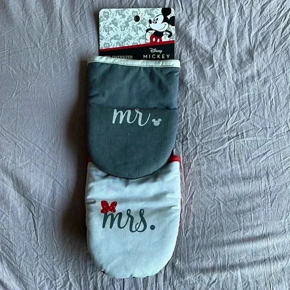 Disney Minnie and Mickey~Mr and Mrs oven mitts - Picture 1 of 4